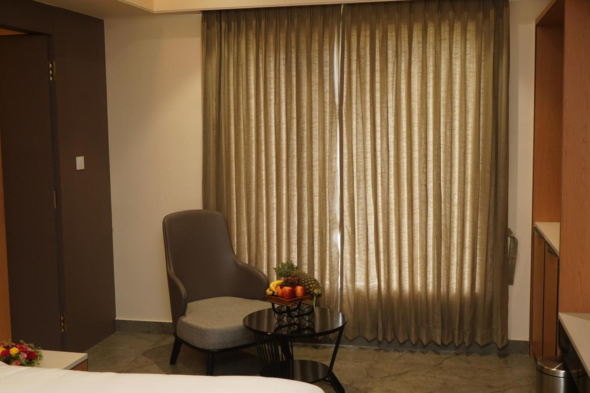 Vantara Suites Vellore Buitenkant foto
