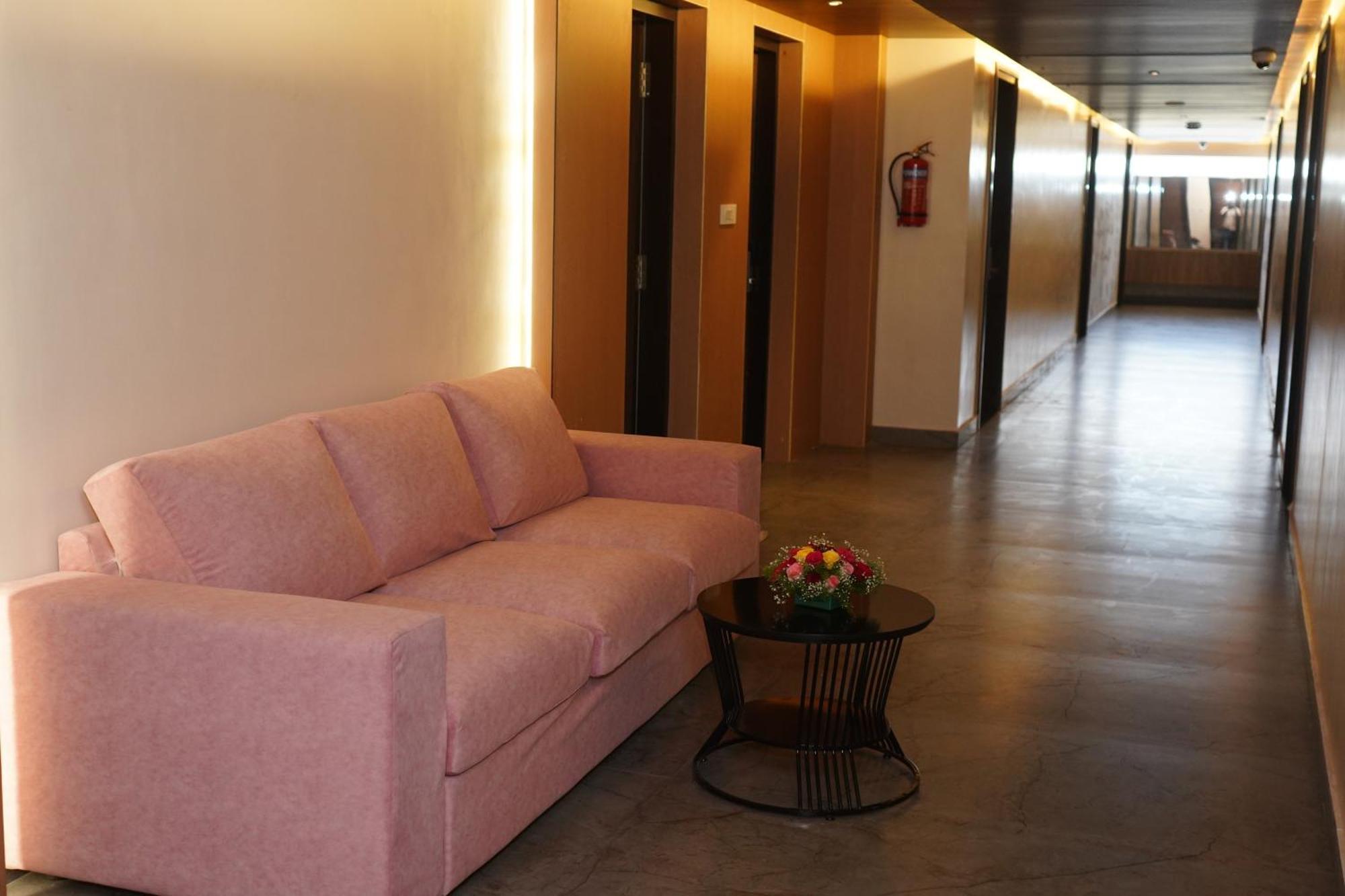 Vantara Suites Vellore Buitenkant foto